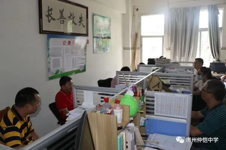 老师们认真记录教研员的建议