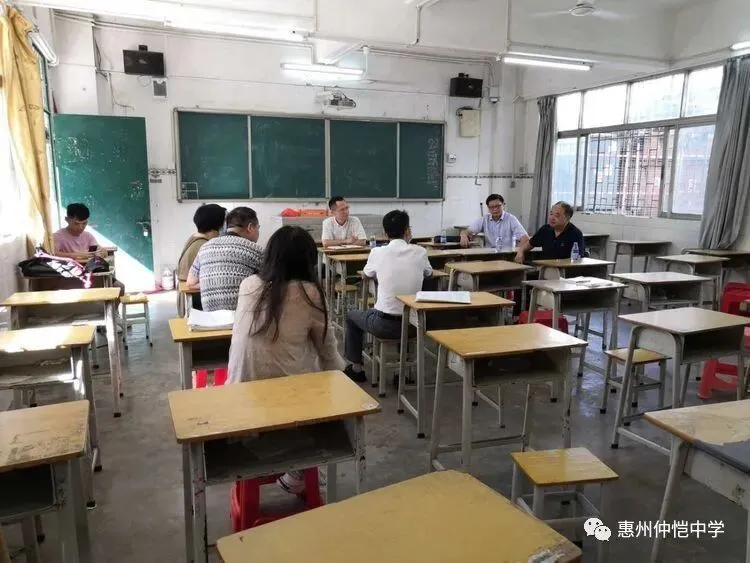 教师在课堂上展示教学内容