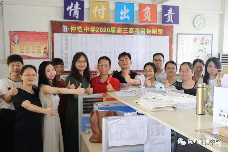 学生们积极参与课堂讨论