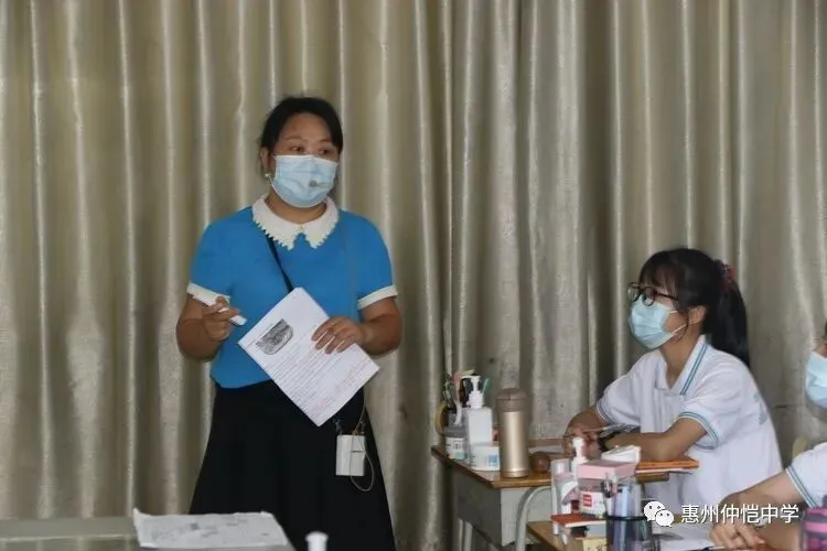 学生认真听讲并做笔记