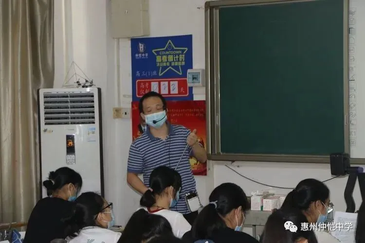 教研员深入课堂听课