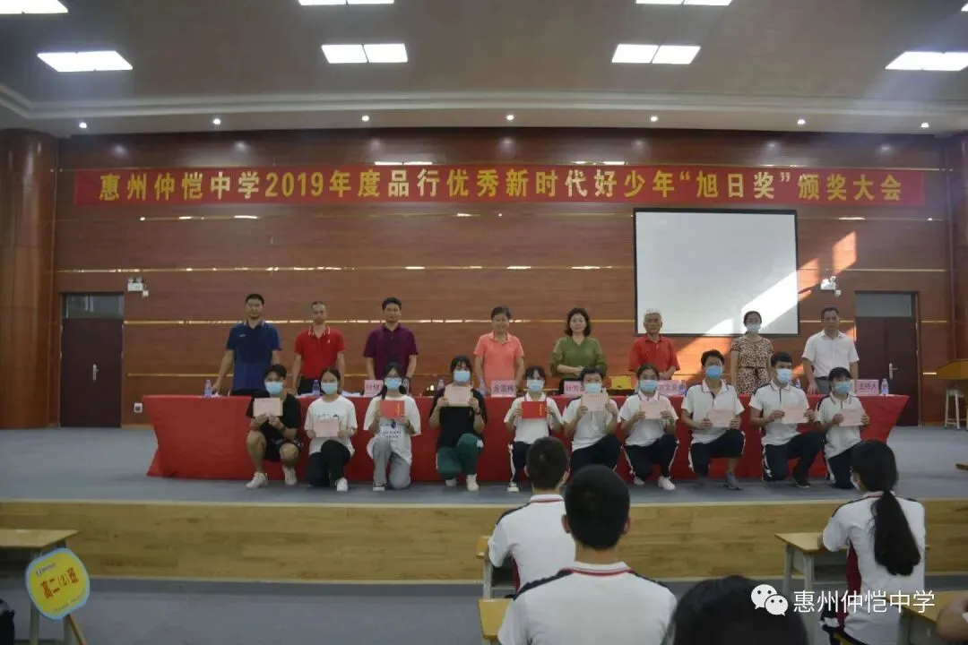 颁奖仪式现场,学生们领取奖项