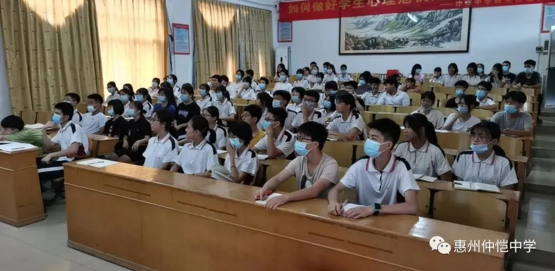 入团积极分子认真听讲并做笔记