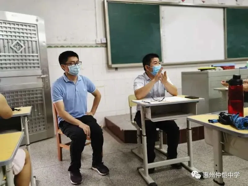 校工会主席钟锦山在会议上讲话