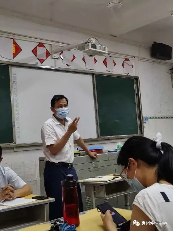 教务处主任张伟雄在会议上发言