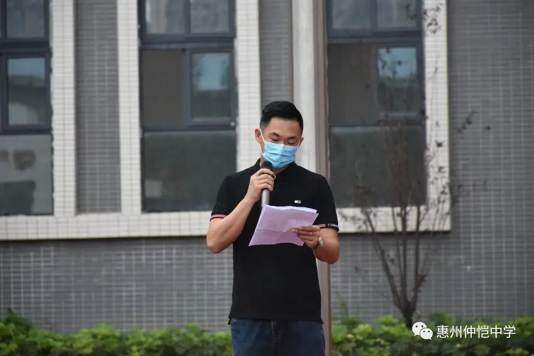 安全办负责人罗凯锋老师进行演练总结讲话