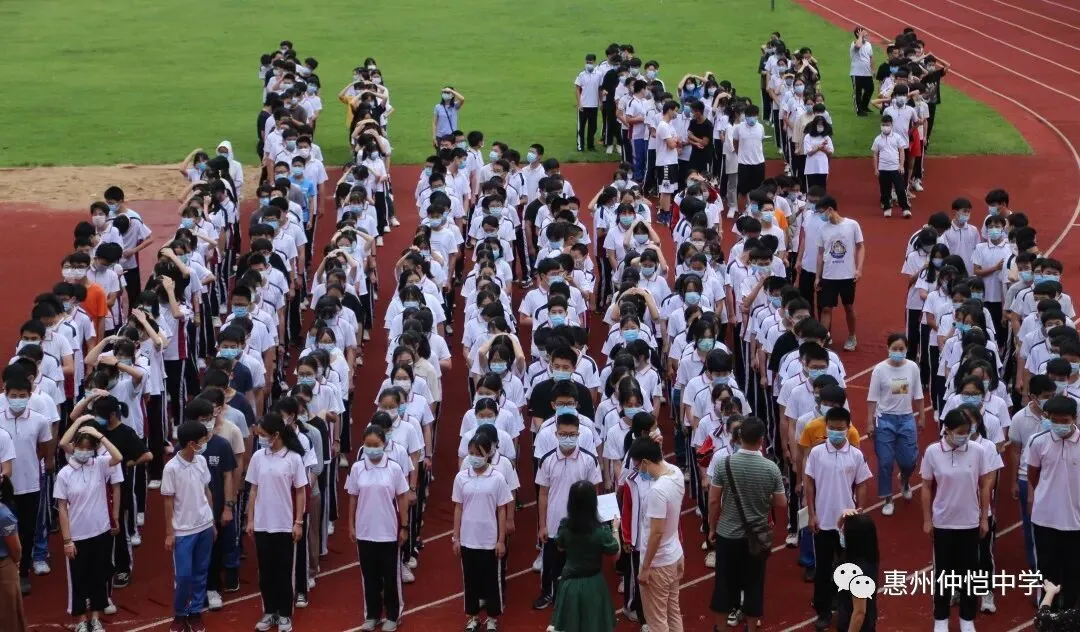 全体师生安全撤离至操场集合,班主任正在清点人数