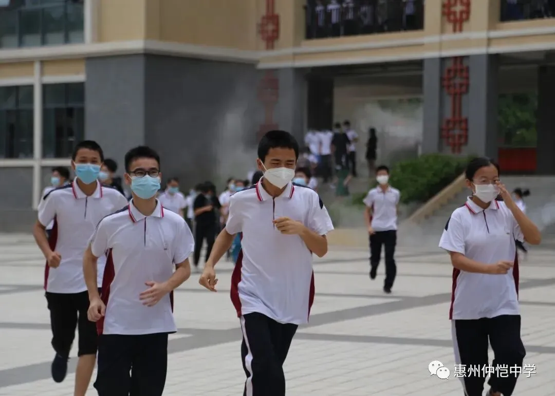 班主任向学生讲解消防安全知识