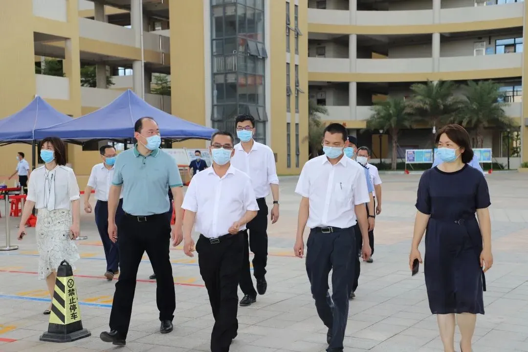 仲恺区区委书记吴献民一行在仲恺中学初中部检查返校复学准备工作
