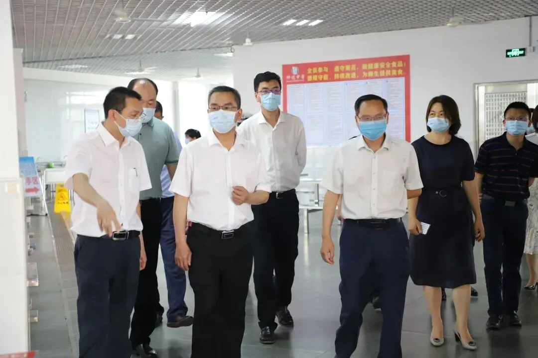 学生在饭堂排队测温