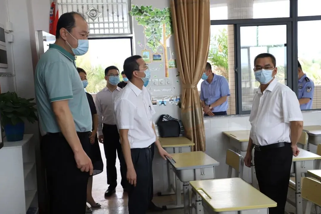 仲恺中学张干丁校长介绍教室防疫设施