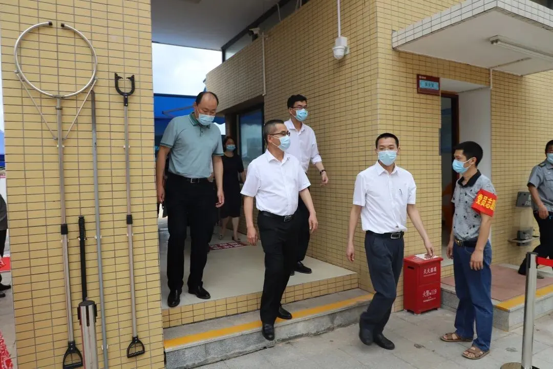 仲恺中学初中部负责人童伟锋汇报学校防疫工作