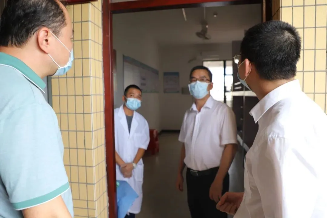 仲恺区区委书记吴献民听取学校规划汇报