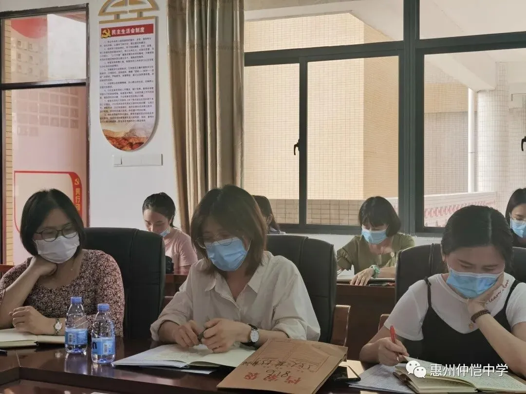 分享会现场,教师们积极互动交流
