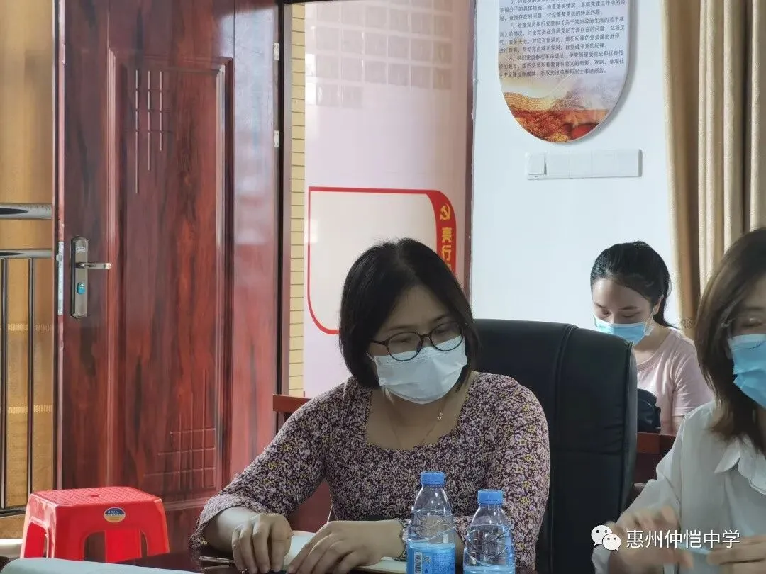 备课组长们认真聆听经验分享