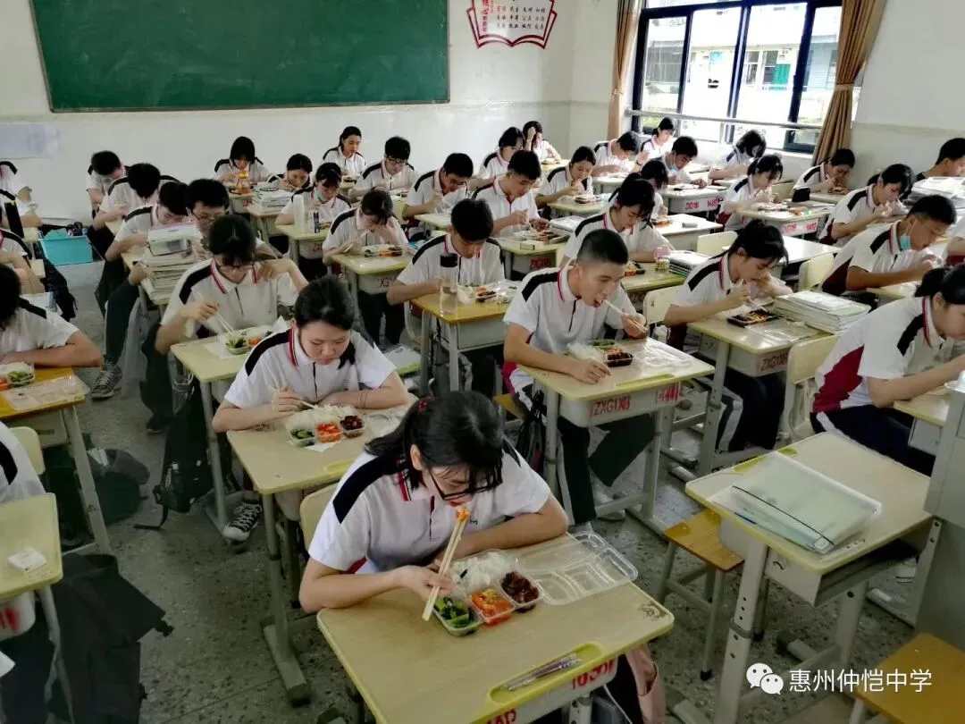 教师和志愿者协助学生搬运行李