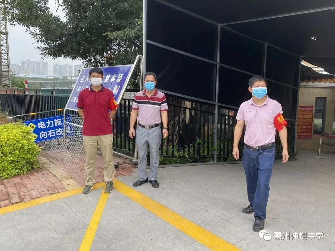 学生在教室接受防疫培训