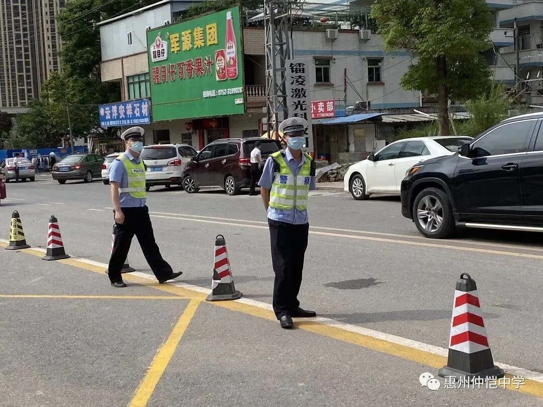 志愿者协助学生搬运行李