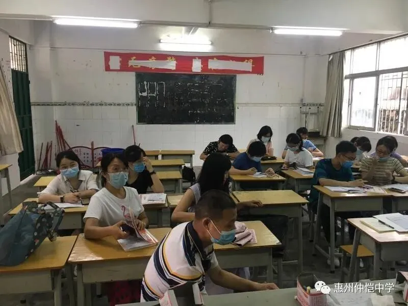 仲恺中学生物科组教师进行评课研讨
