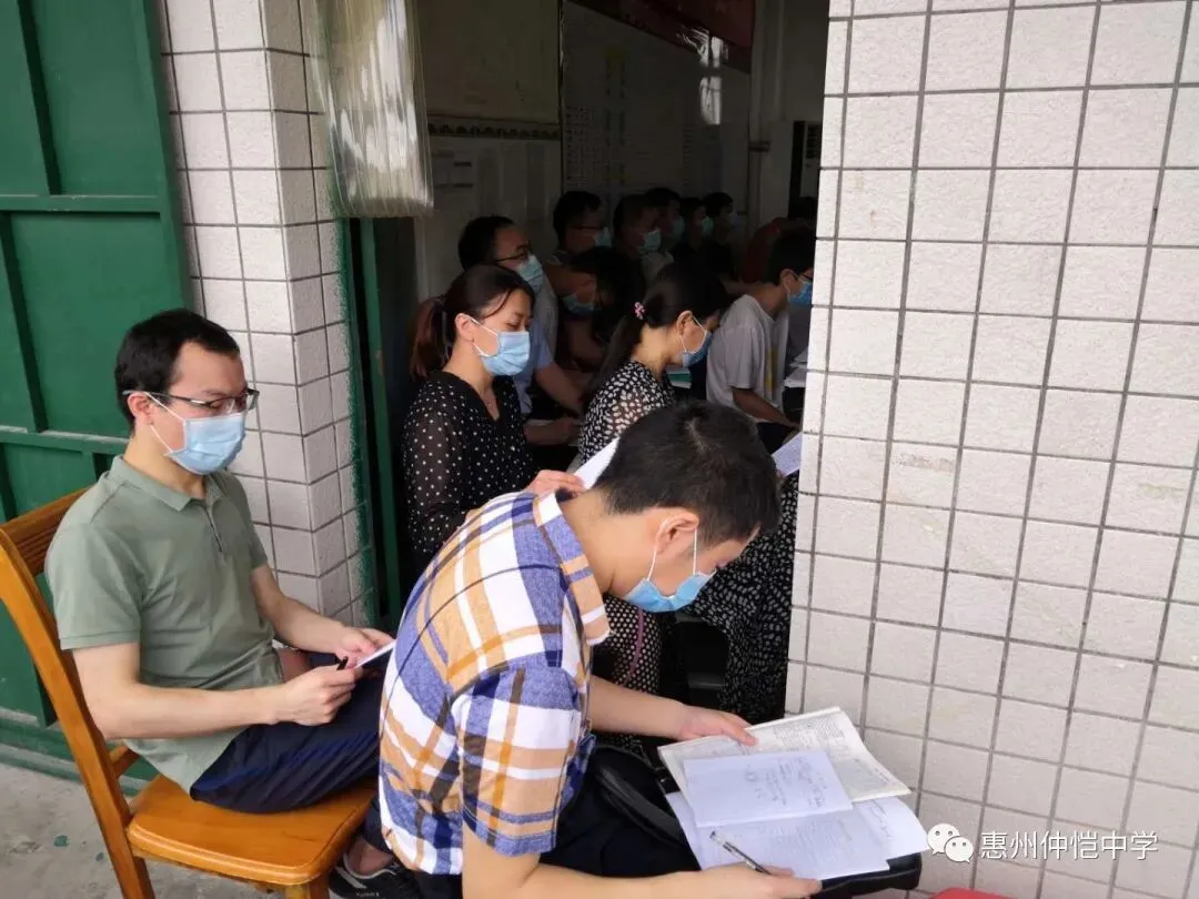 老师们正在进行课后研讨与点评
