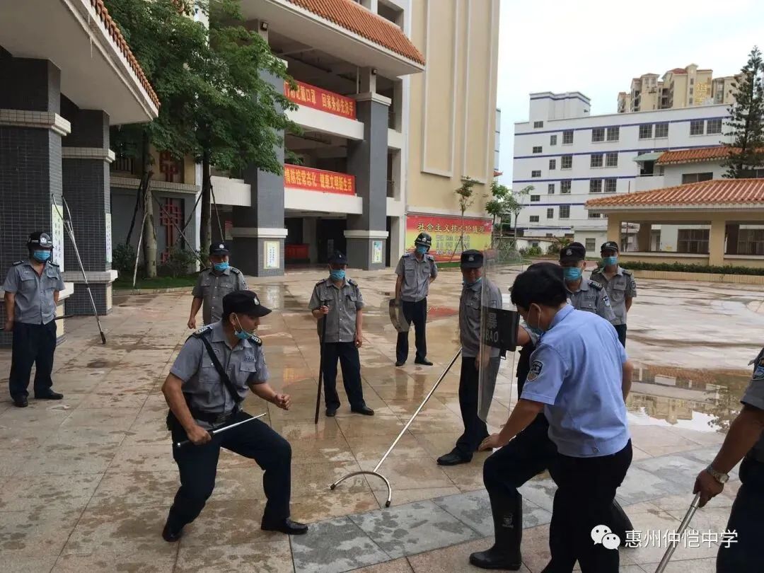 校园护卫队成员进行防暴器械实操演练