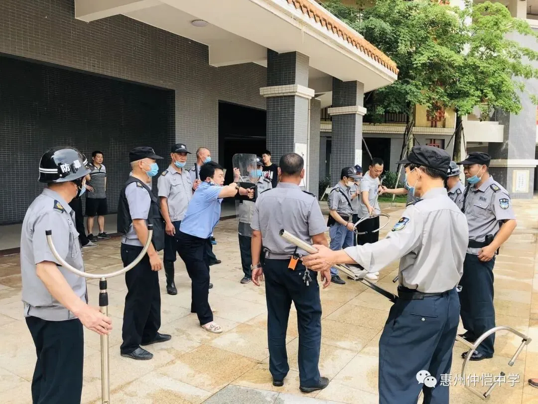 保安队员进行消防栓使用技能演练