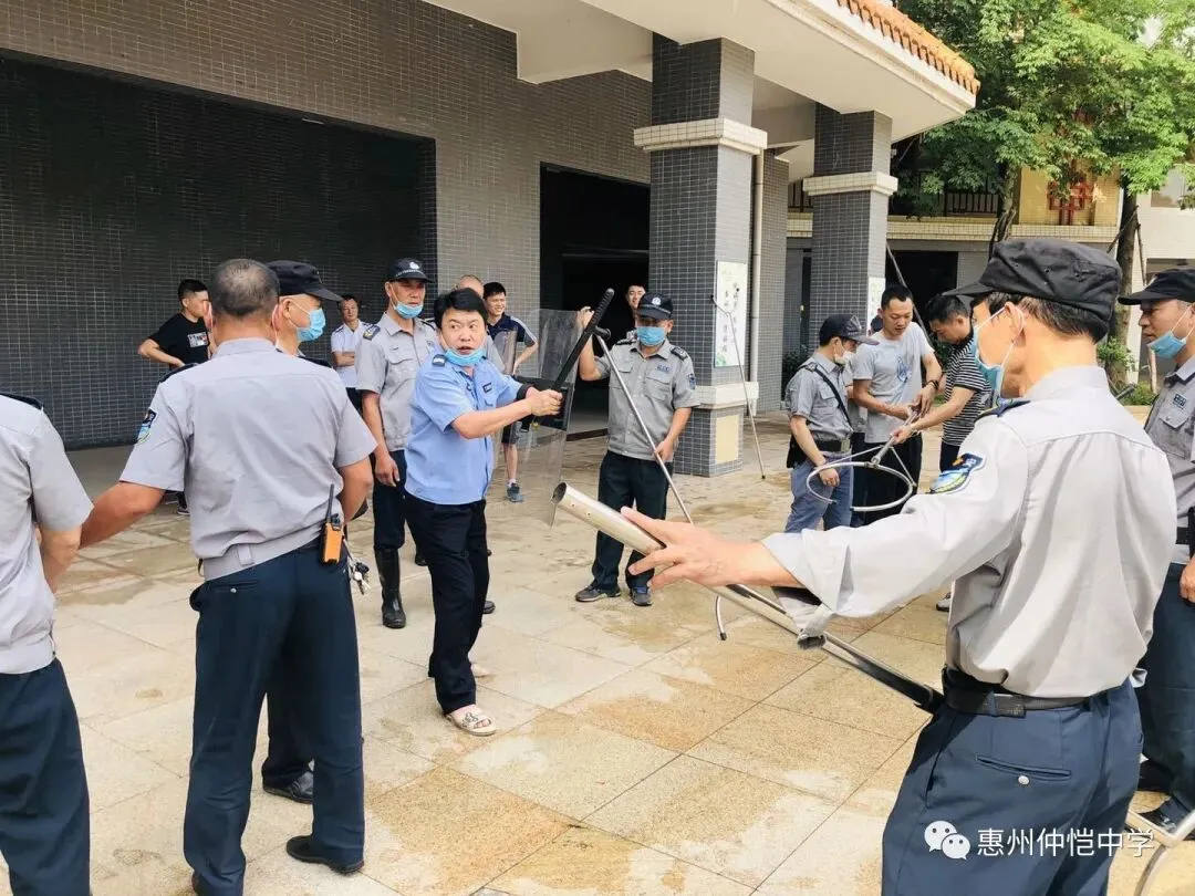 参训人员认真学习消防栓使用方法