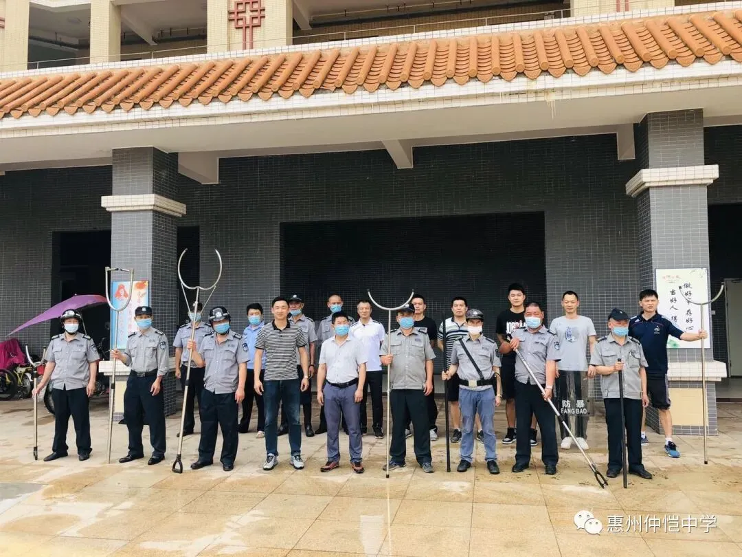 工会主席钟锦山主持会议并讲话