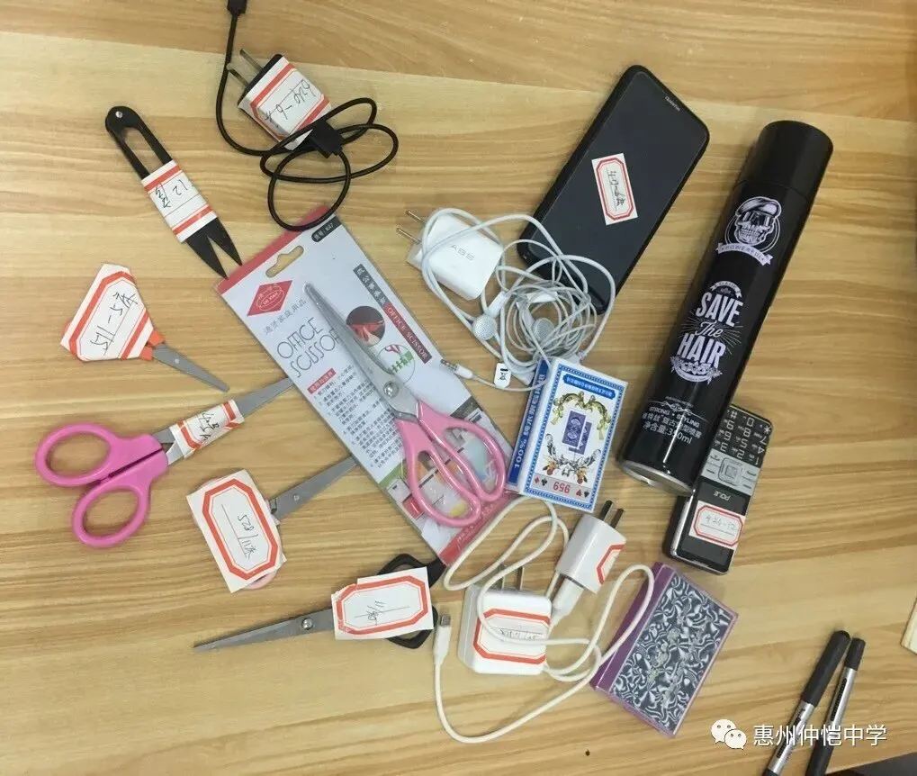 检查人员对查获的违禁物品进行登记