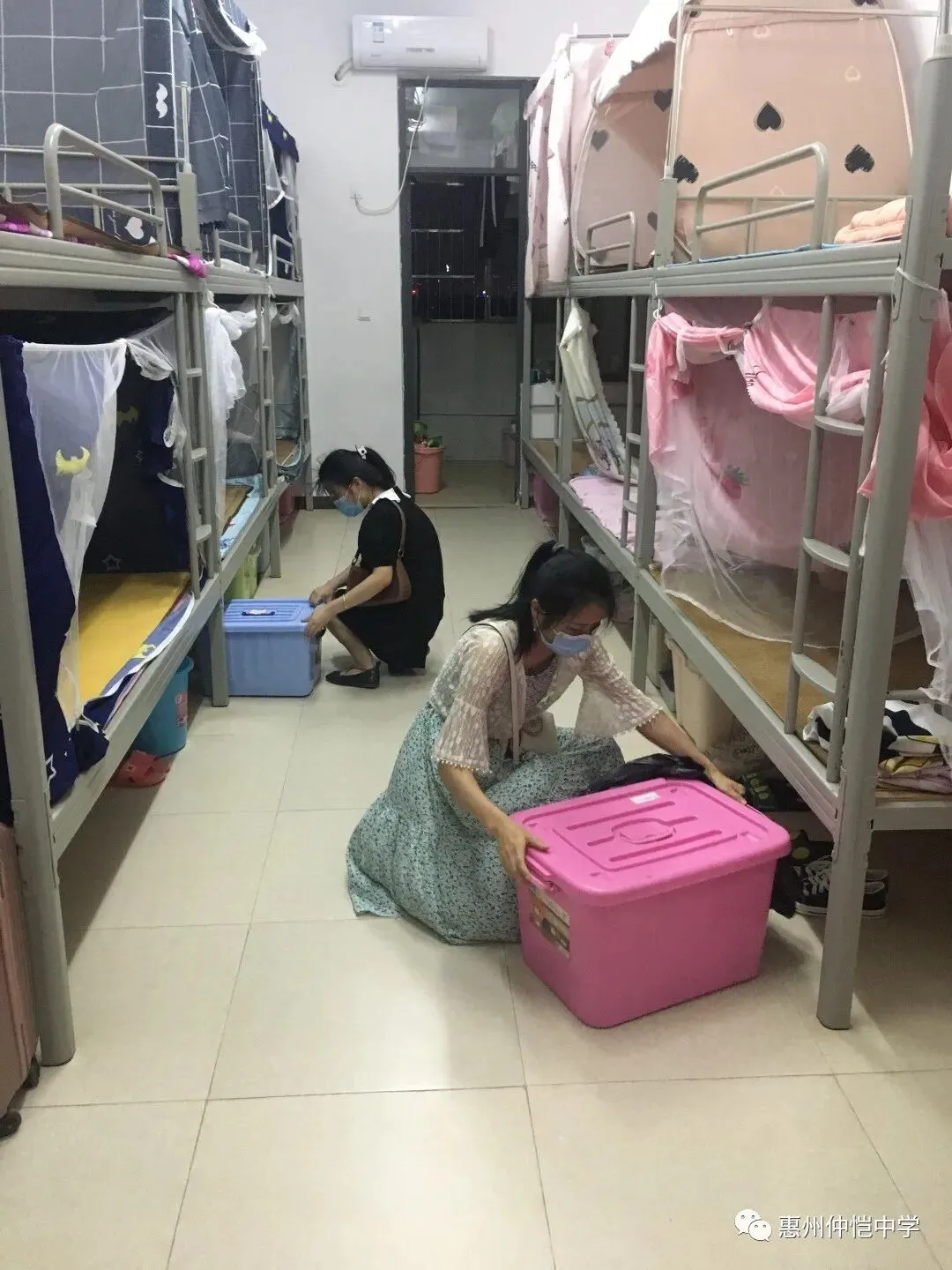 检查人员认真进行安全排查