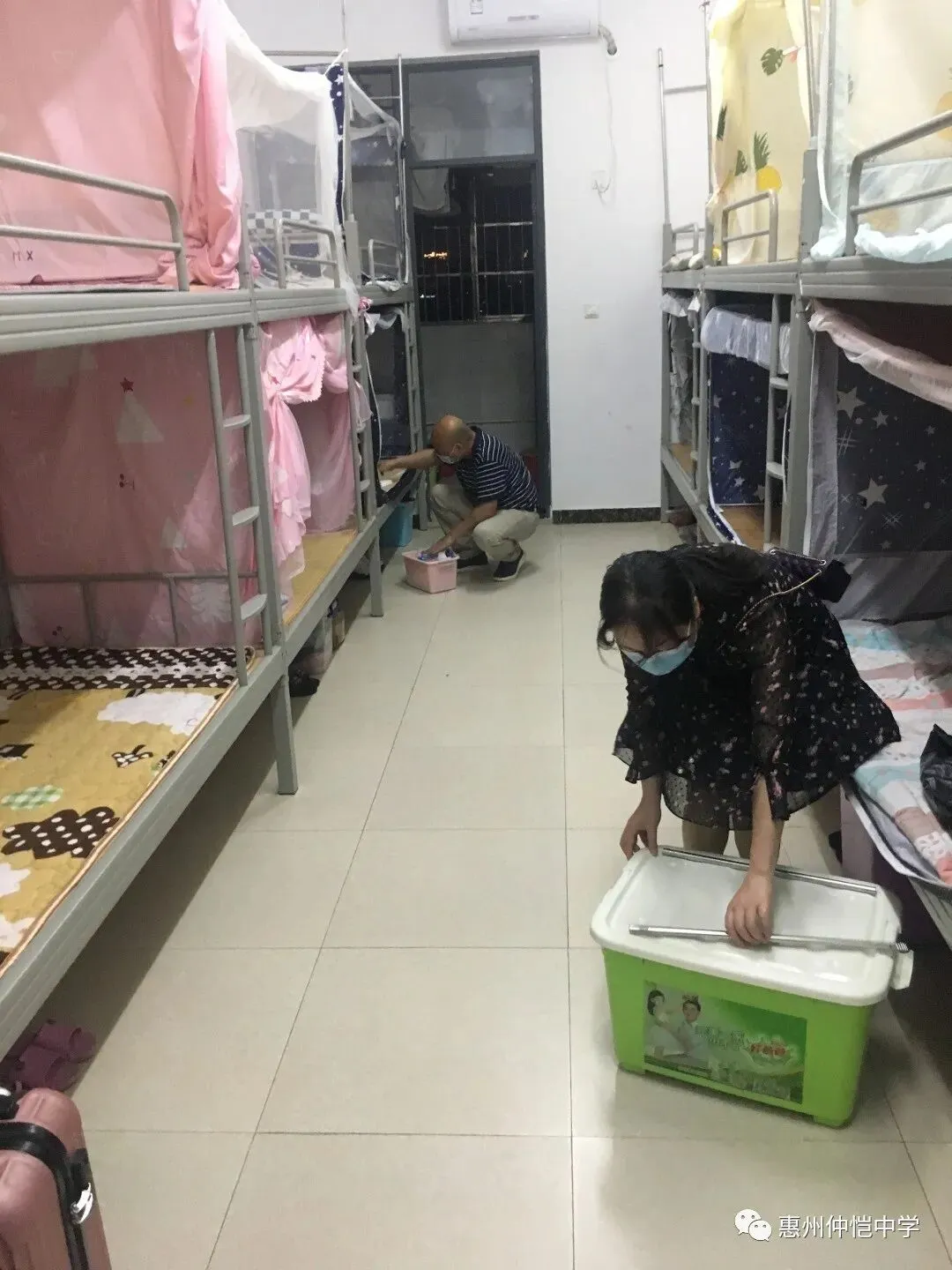 检查人员对宿舍进行细致检查