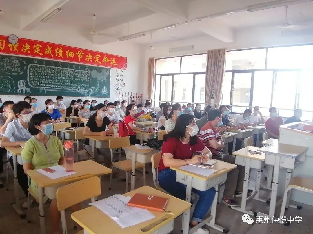 七年级教师参加疫情防控知识培训