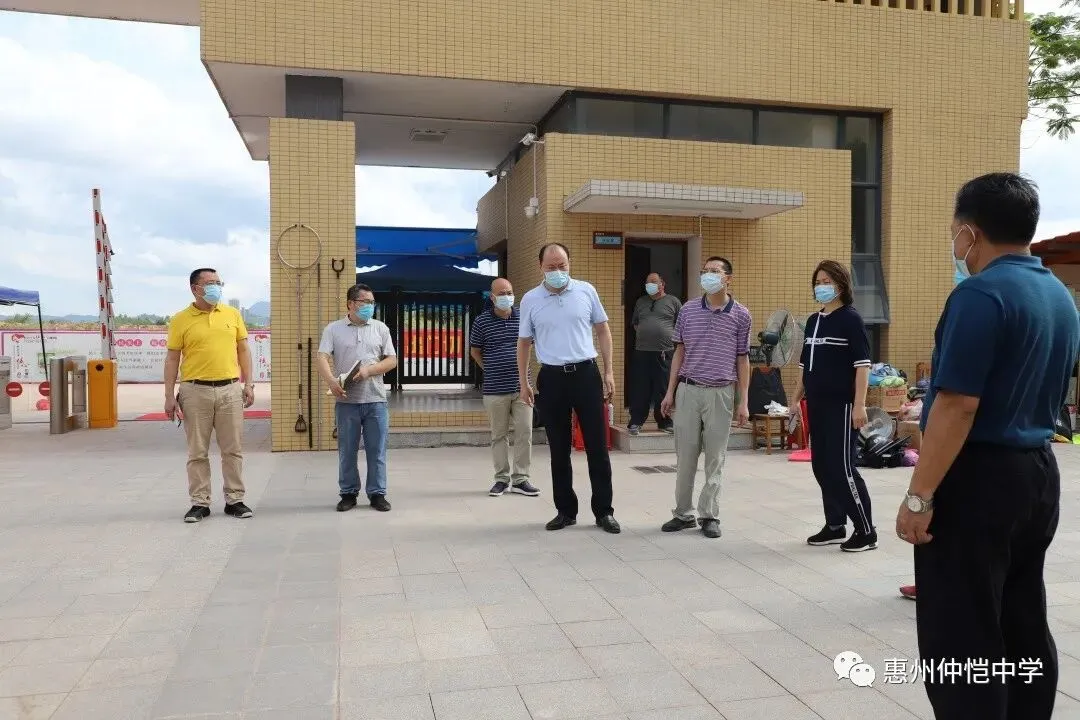 领导检查校门口测温区域及防疫标识
