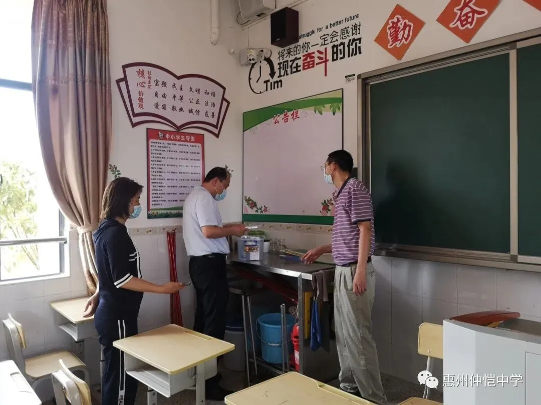 领导检查学生宿舍的卫生和生活设施