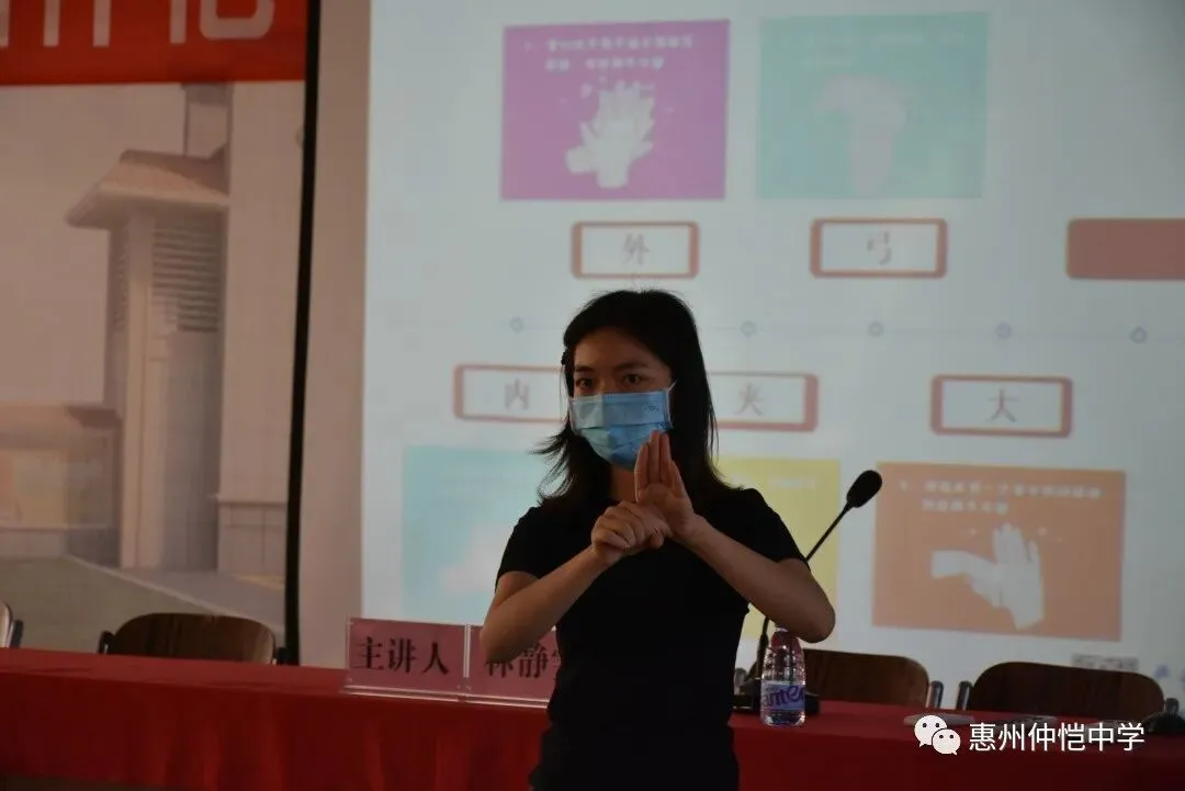 医护人员示范正确佩戴口罩