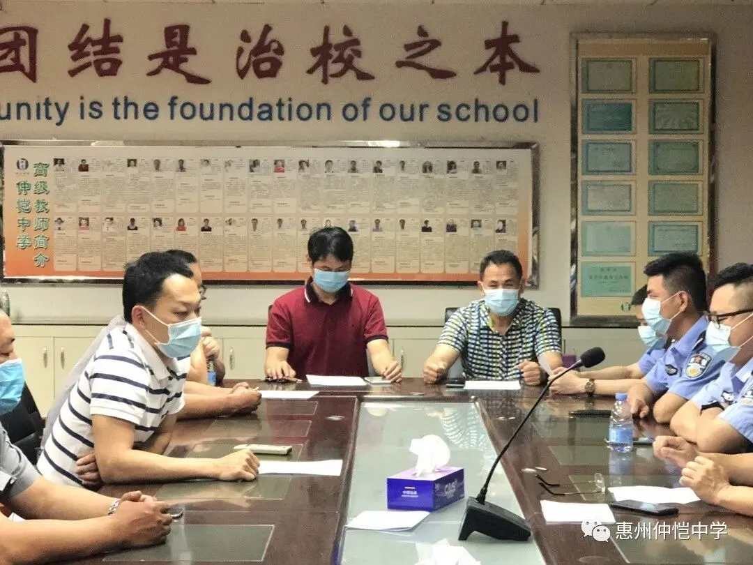 学校领导带领检查组进行宿舍安全检查