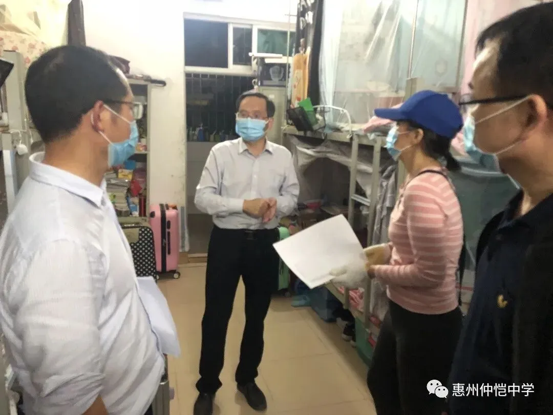 张干丁校长检查宿舍安全工作