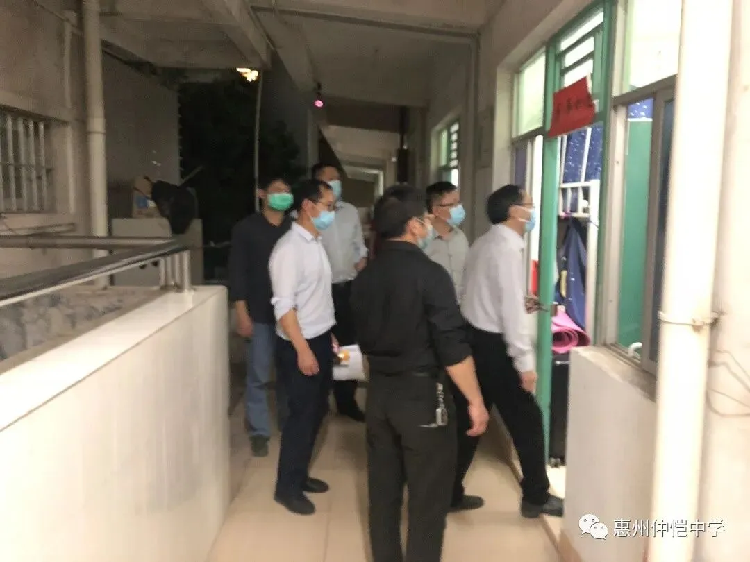 检查组对宿舍进行细致排查