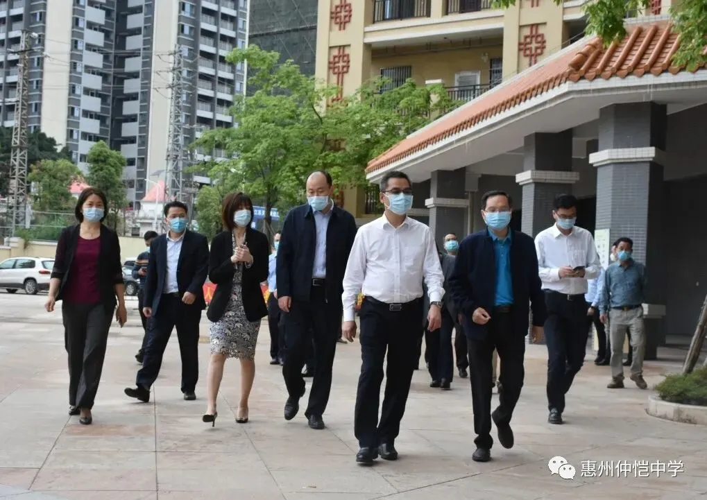 仲恺区委书记吴献民莅临仲恺中学 细致督导检查校园防疫工作