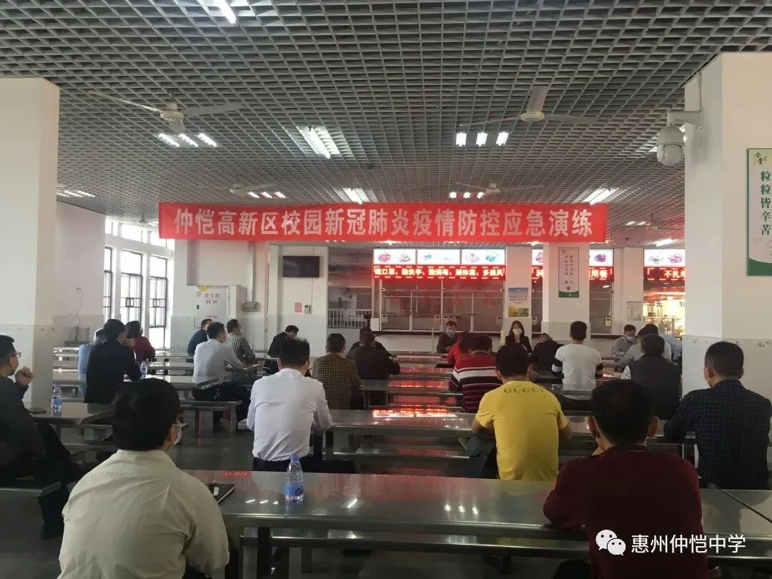 学生在饭堂分散就餐,保持安全距离