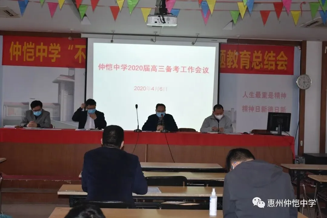 教师们在新教学楼布置直播室