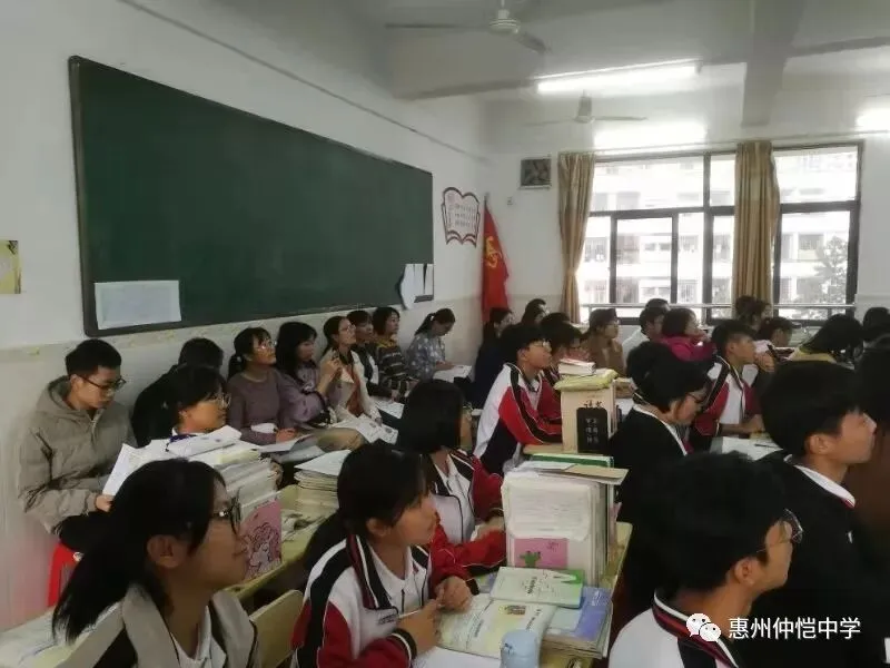 教师指导学生分析实验数据