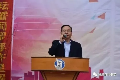 仲恺中学教室内的课桌摆满复习资料