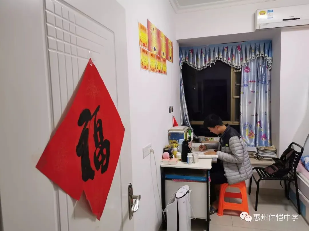 高三学生认真学习的场景