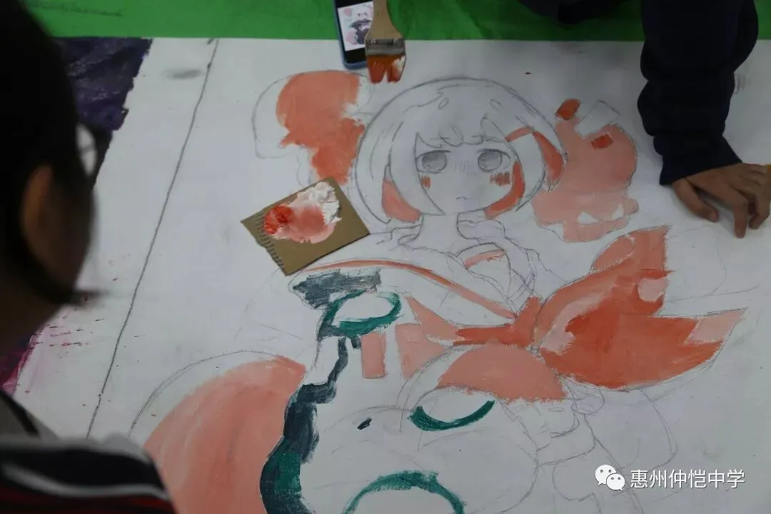 画展现场,学生作品吸引了众多目光