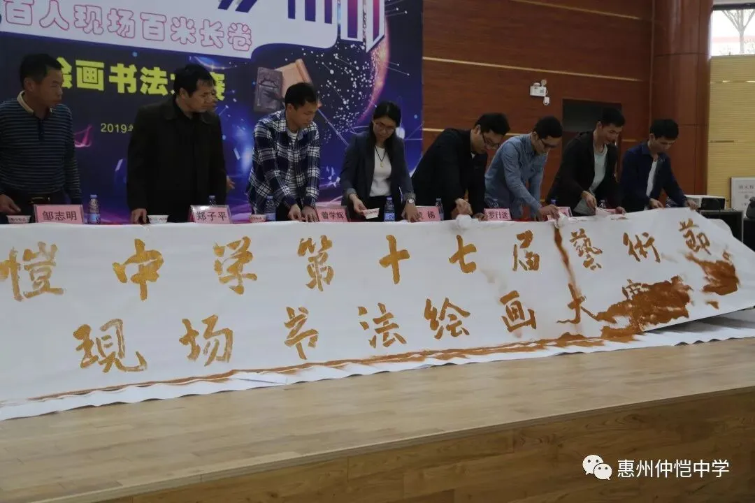 仲恺中学第十七届艺术节画展现场,学生作品琳琅满目