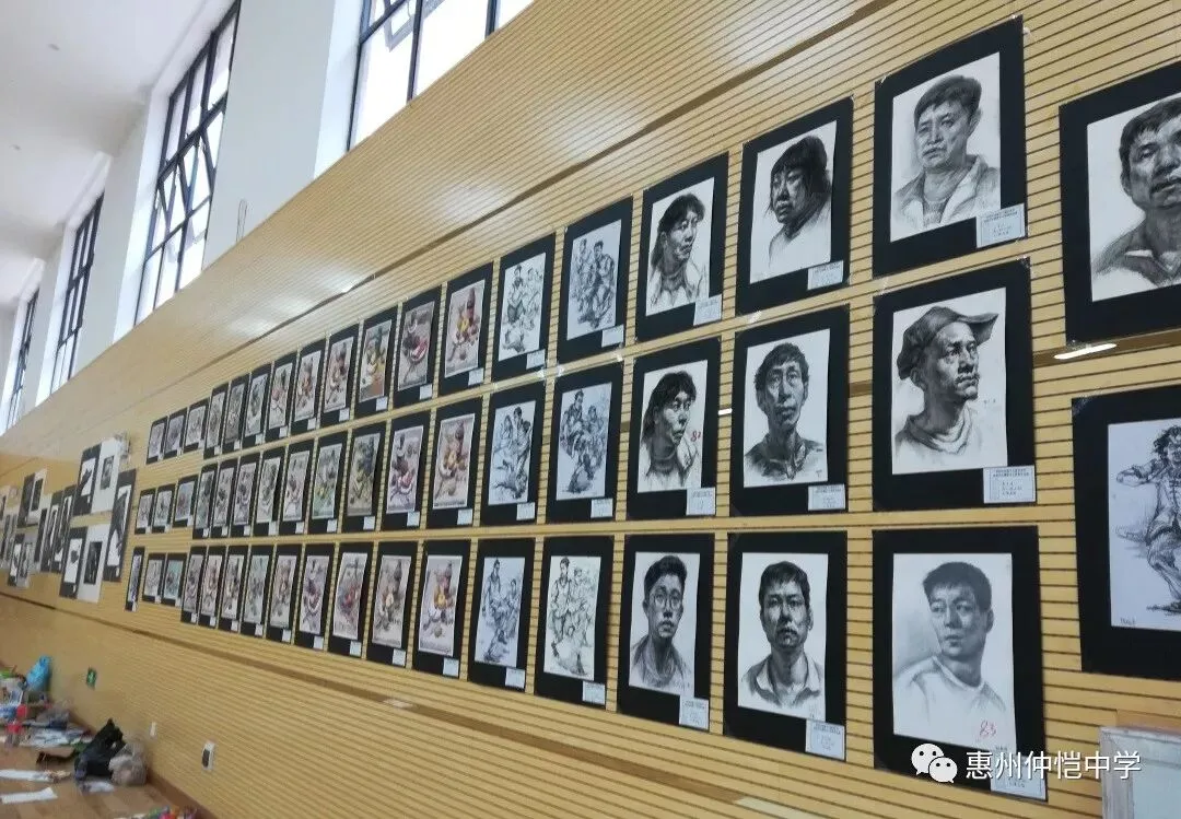 学生们在现场书画大赛中认真创作