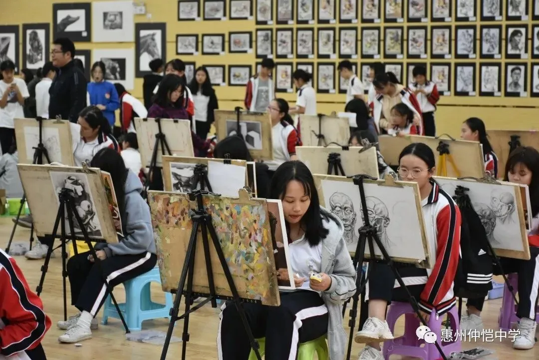 画展吸引了众多师生驻足观看
