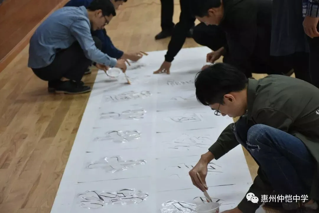 画展现场,师生们交流艺术心得