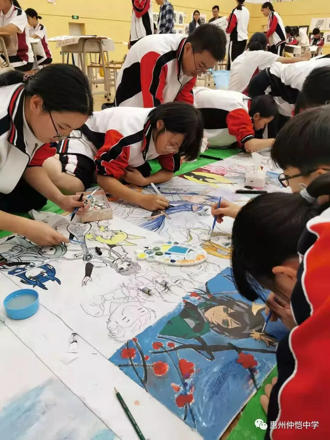 画展中展示的学生水墨画作品